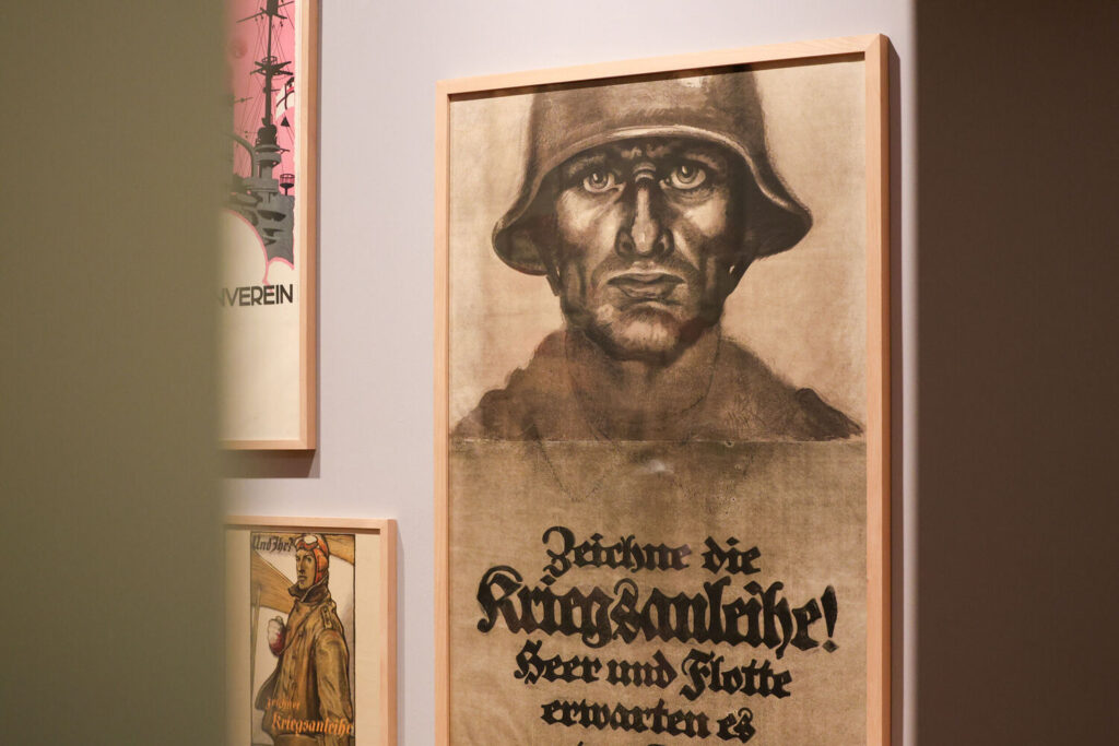Plakate in der Ausstellung „Unter Druck“